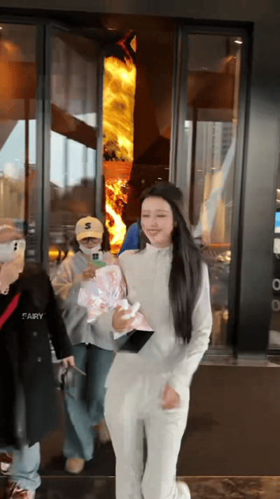 孙怡去浪姐上班的画面太治愈！孙怡浪姐捧花上班 手捧鲜花脚步轻快，孙怡浪姐上班路上