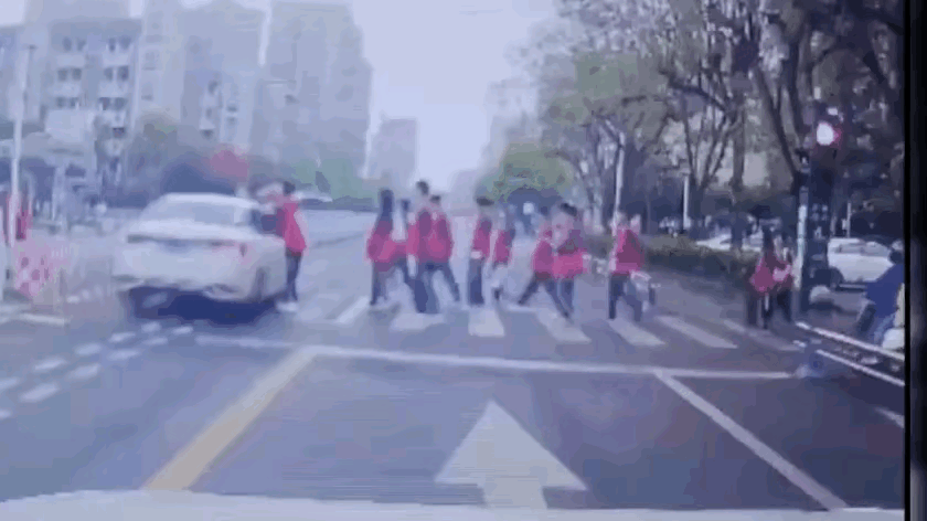 真的太惨了，这司机真是魔鬼，4月16号，四川宜宾发生了一宗交通事故，一辆白车闯红