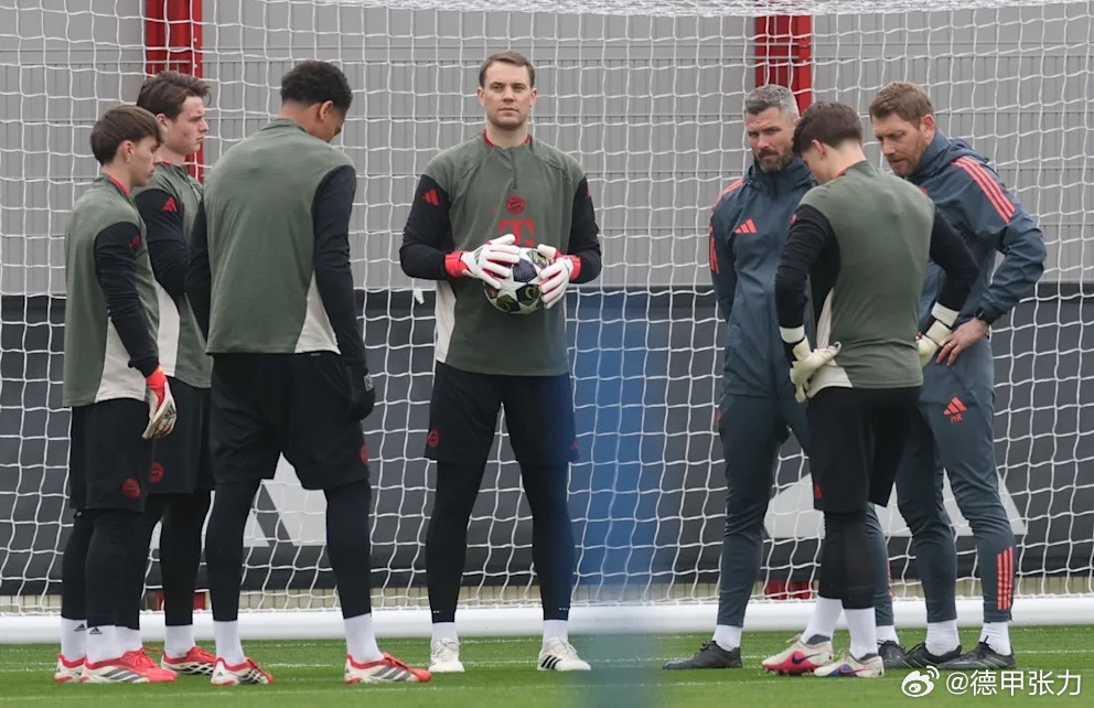 在得到医疗部门的许可后，孔帕尼表示只要一切正常，乌尔比希今晚将重新首发。诺伊尔也