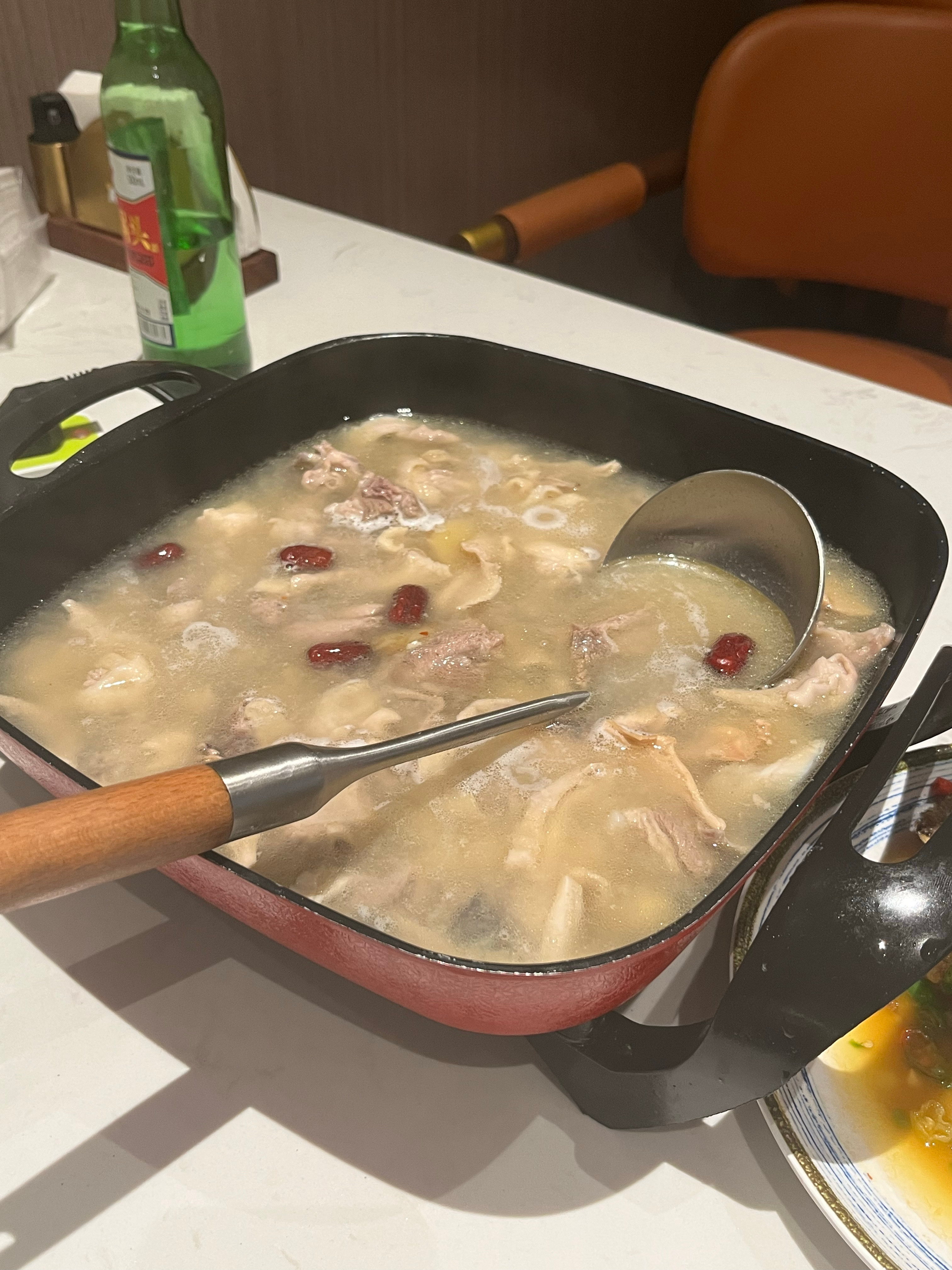 去俊子爸妈那儿吃饭。他们工作的地方也有其他员工，一群中年男，我们去了几次后发现一