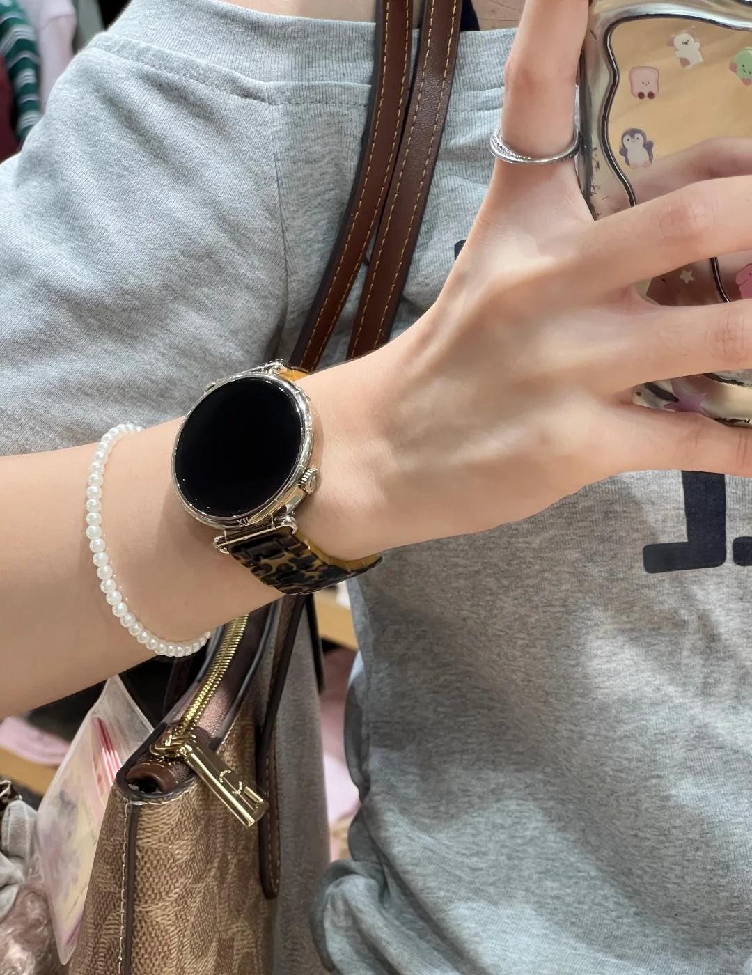 华为gt6…抵抗不住美拉德豹纹🐆魅力！！！
华为gt6+豹纹树脂⌚️
秋天戴豹