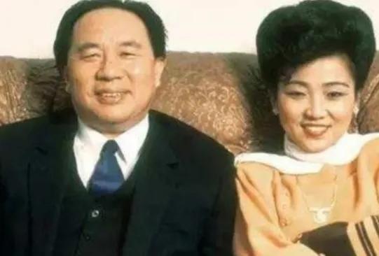 1999年，中国前首富牟其中上班途中被抓，同时被抓的还有他的小姨子夏宗伟。两年后