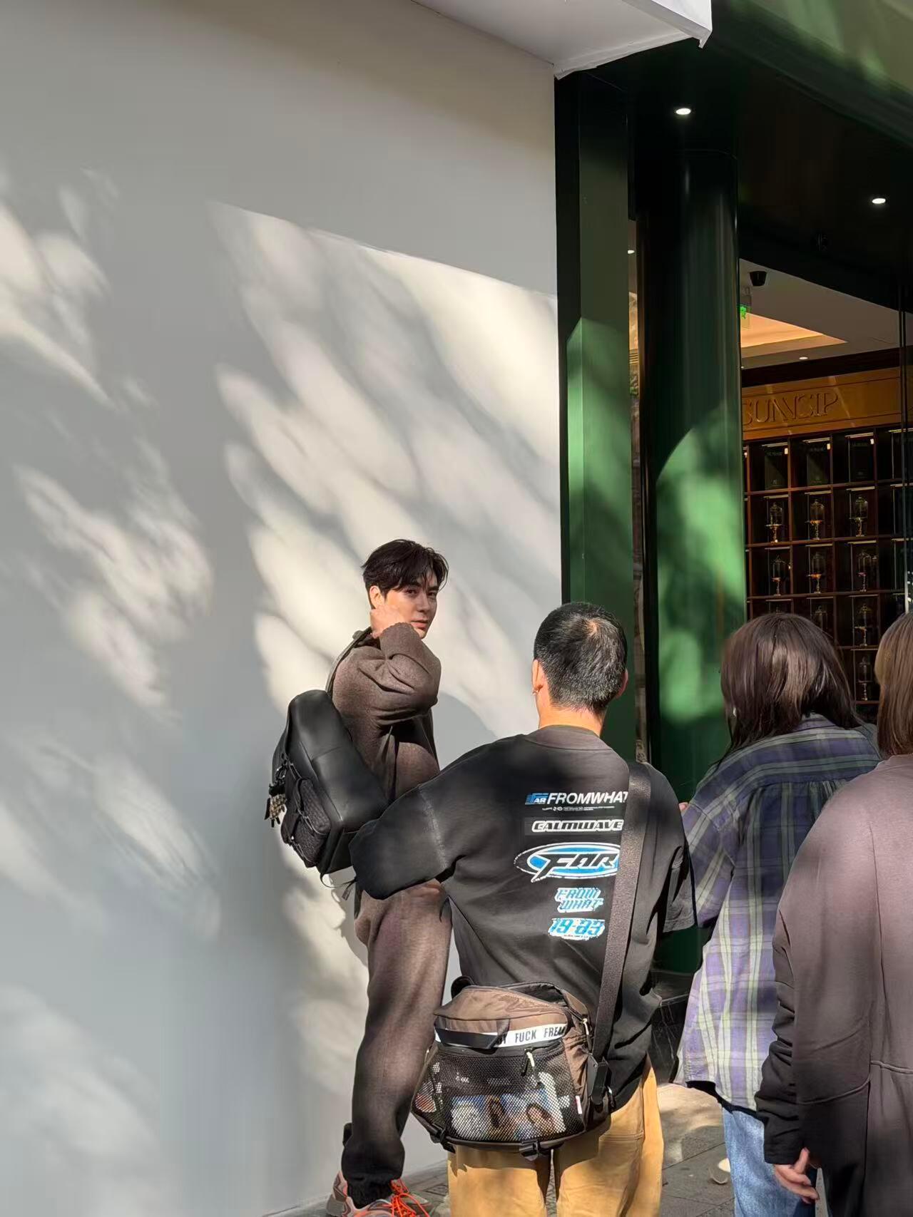 网友上海巨鹿路偶遇陈星旭，生图也这么帅