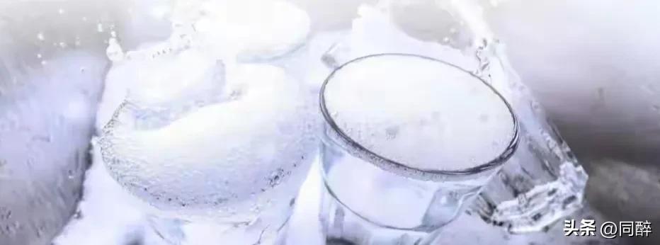 今早洗刷锅碗时，望着满锅洗洁精泡沫，不禁想起四五十年前人们洗刷锅碗用的是什么东西