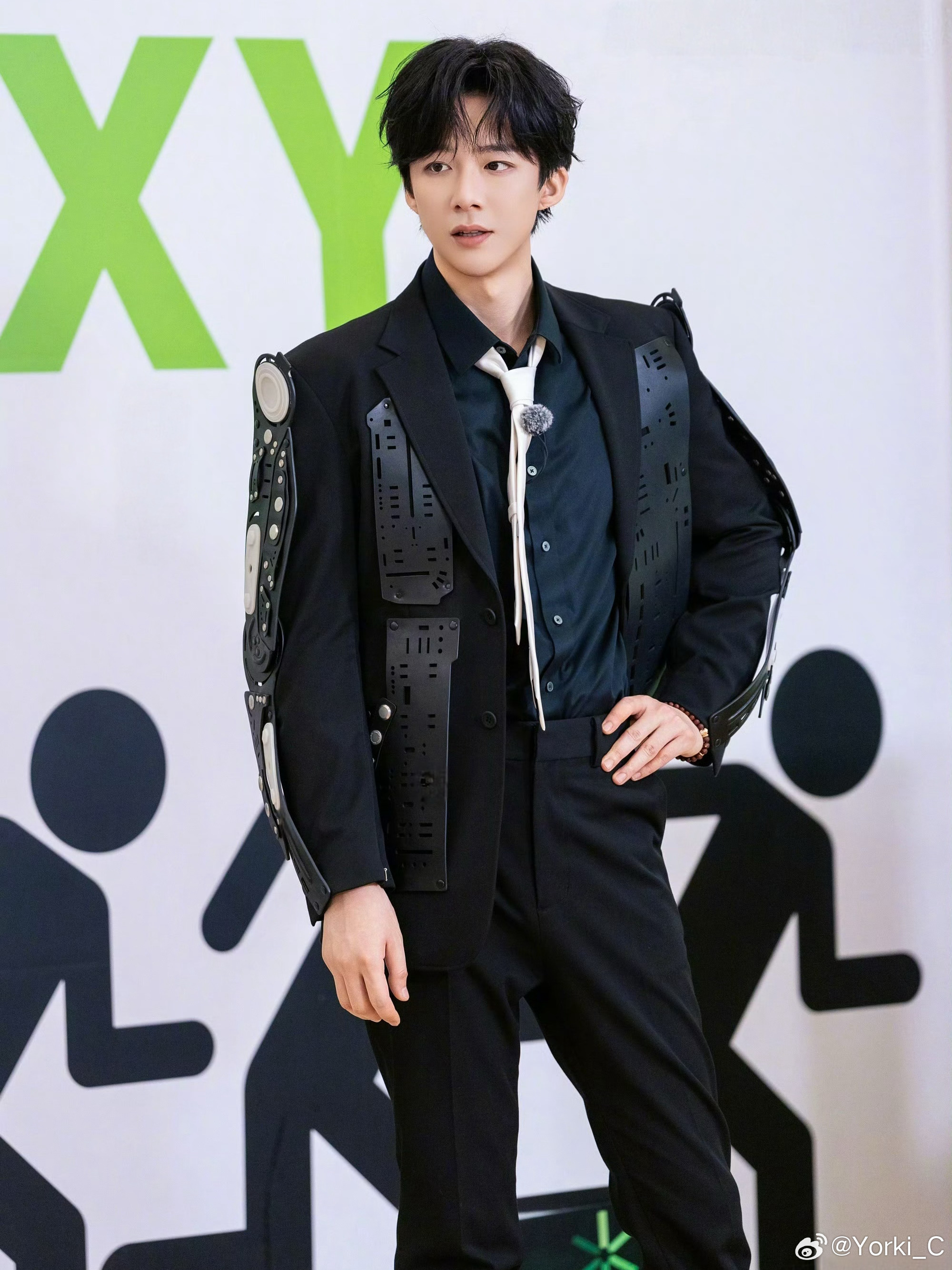 刘宇宁不愧是丹东舞王笑不活了 丹东舞王明场面新鲜出炉 刘宇宁现场上演蝎子摆尾 综