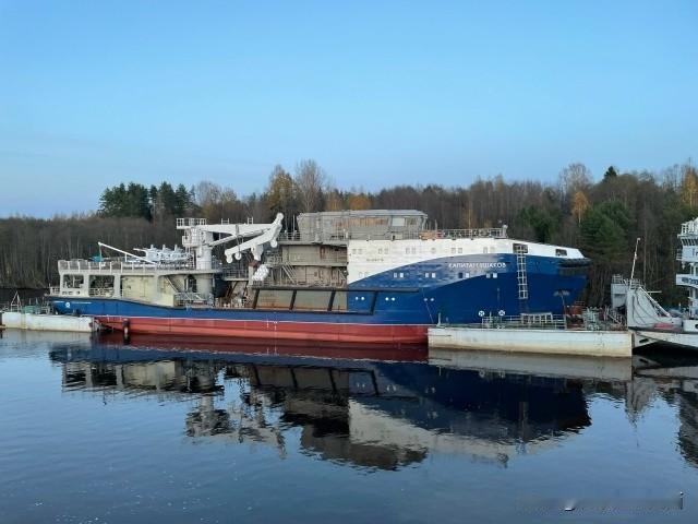 一面是拖船的凄凉与无望，另一面，圣彼得堡已正式开启桥梁开合季与夏季通航。这何尝不