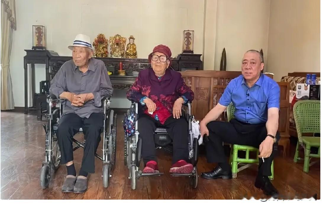 这是崔培军与父母在老家大厅的一张珍贵合影。此时父母均己坐在陪轮椅上，2024年后
