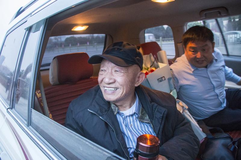 最近大连一个视频火了，40岁东北独生女发视频“浅秀一下东北独生女的地位”，画面里