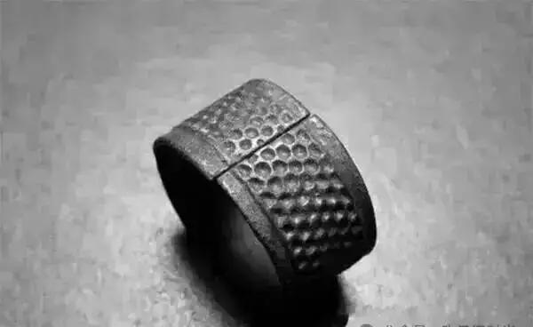 这是一个放在地上的铁圈⭕，问了100个年轻人，都不知道这叫什么名字，干什么用的呢
