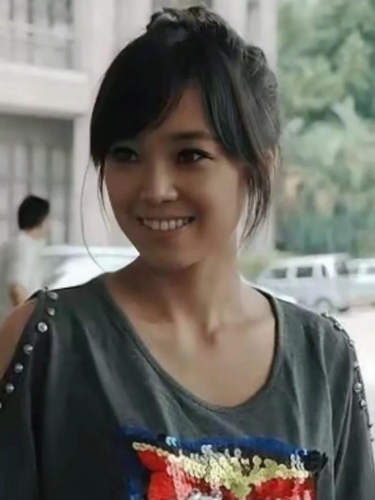 春芳端盘洗碗，边疆拜师刀郎，
十年寒舍欢歌，​师徒聚焦楼兰。

草根歌手疯狂，乐