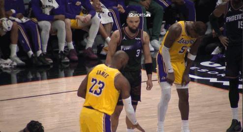 詹姆斯太搞笑了，在湖人惨败太阳的比赛中詹姆斯出现了很高兴的一幕，这一幕被球迷看到