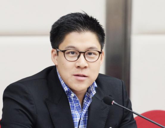 2000年，霍启刚带着初恋女友回家见家长，朱玲玲说:“你们不合适，赶紧分了！”两