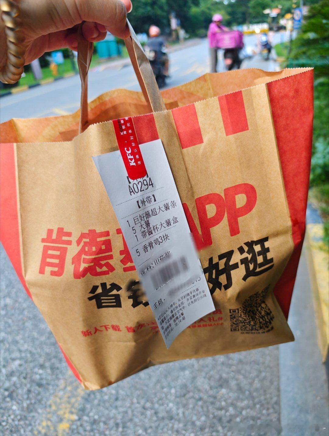 店员告诉我超大薯盒子没有了，为了补偿我又给了我一盒大薯你的意思我要吃六盒 