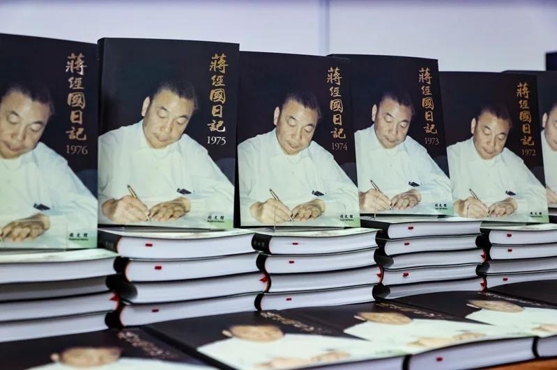 蒋经国曾拒绝两岸和平统一，自认是个悲剧人物。蒋经国日记今日出版，曾追随两蒋的蒋经