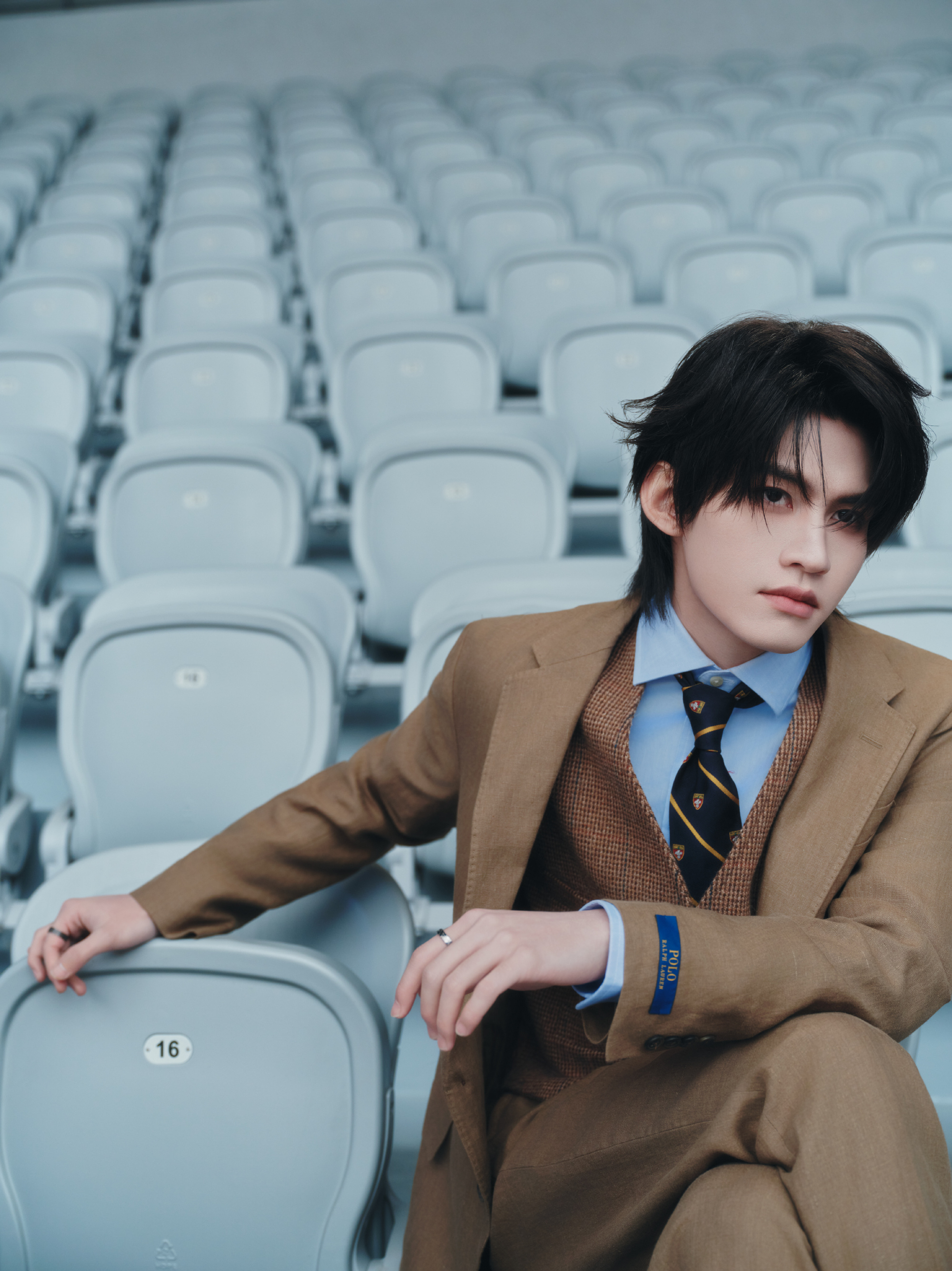 摄影师释出云旗《南方人物周刊》特别策划「骏跃·无疆」专刊大片18宫格，身着Ral