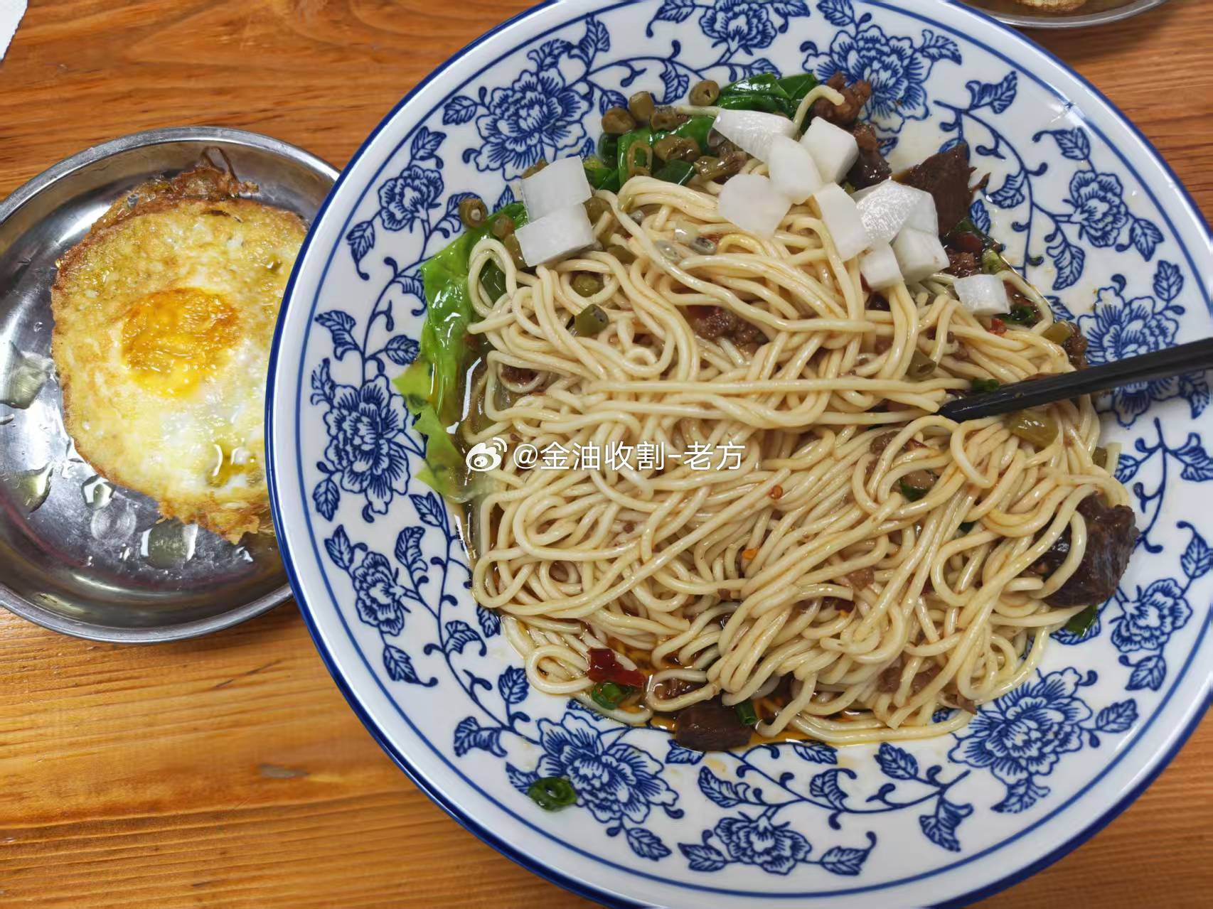 简单吃个饭，填报肚子才有精力把握好晚间的收官。不要问趋势在哪，跟着老方走就行了，