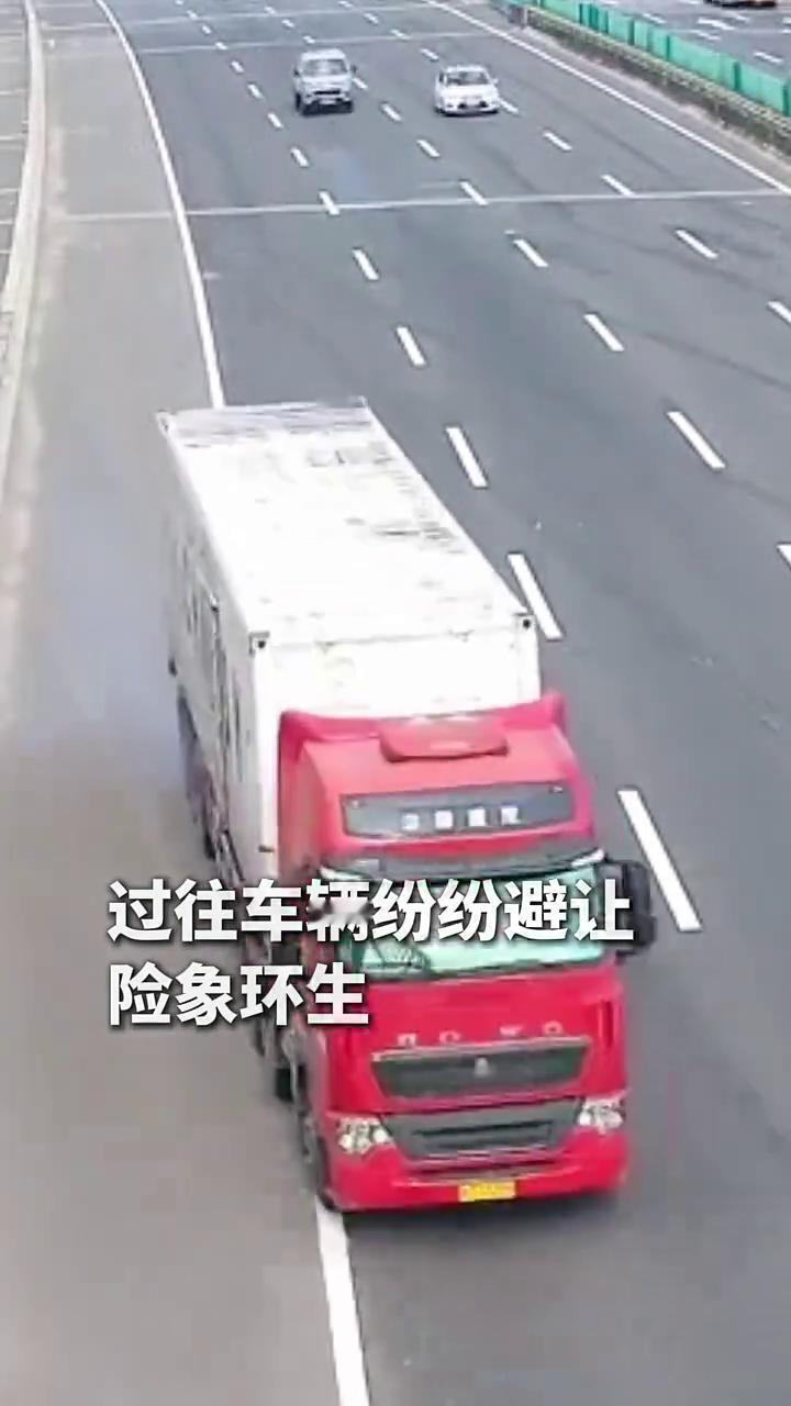 近日安徽合肥高速公路上货车掉落钢管，过往车辆纷纷避让，险象环生。危急时刻好心人余