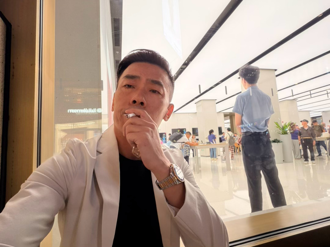 难得今天出差有兴致瞎逛逛，逛累了在华为店外抽根烟，说实话华为手机非常火爆看的人很