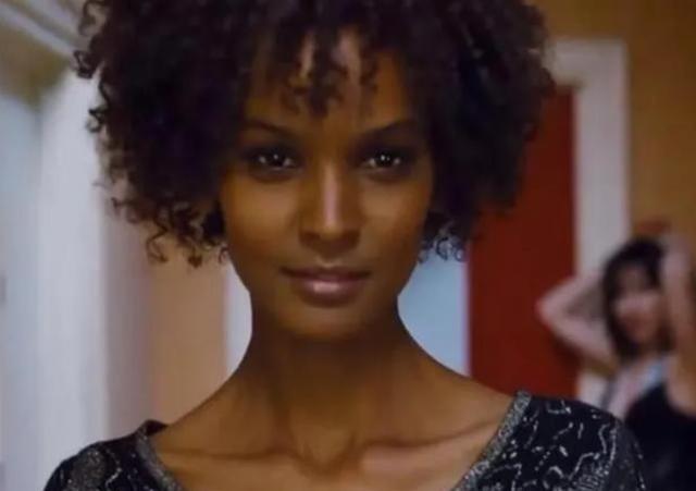 非洲有一项存在了3000多年的陋习。女孩5岁时，在没有麻醉的情况下，被女性长辈用