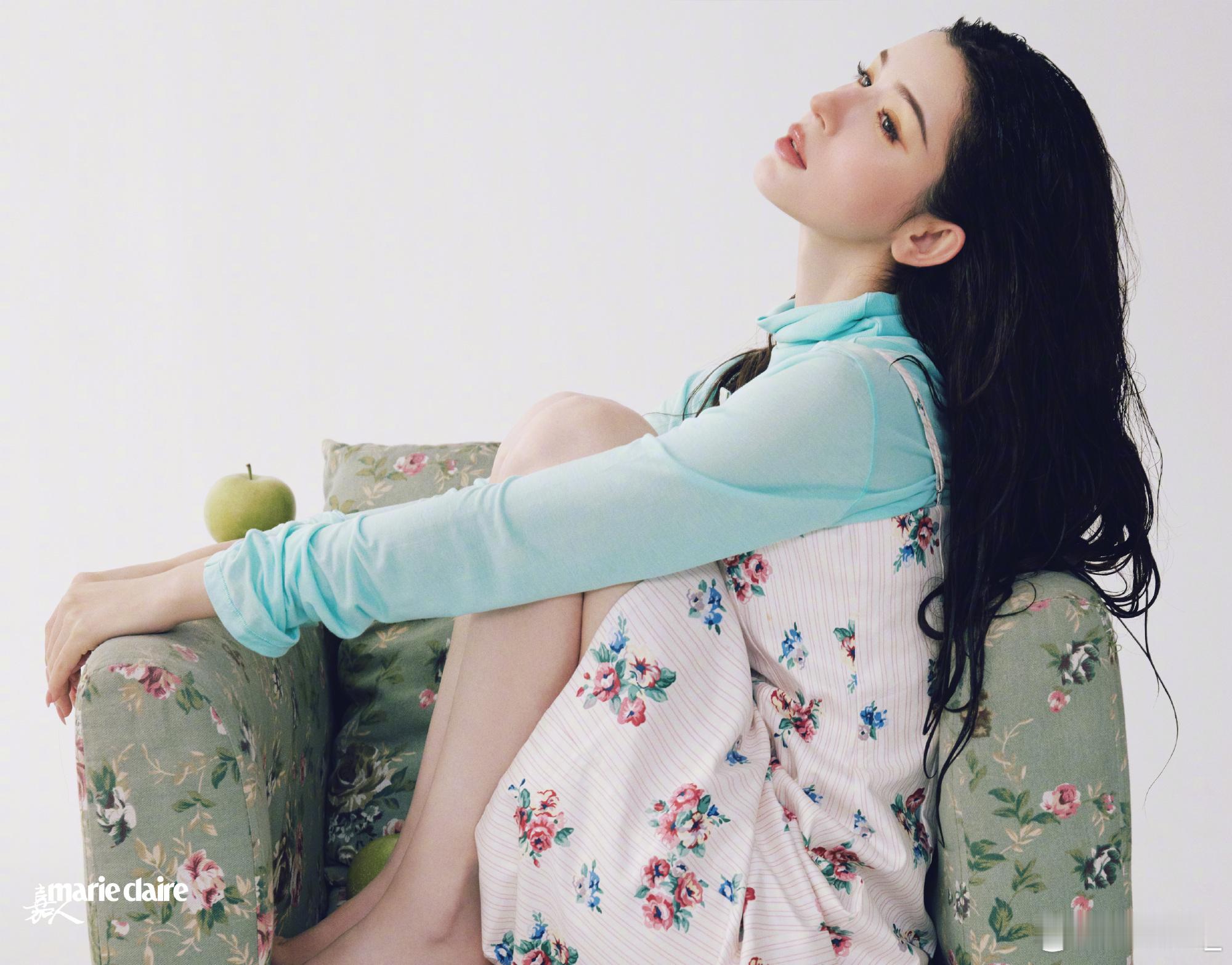 这个秋天我们和一起，以季节变化与秋日果实成熟之美为灵感，拍摄本组美妆大片。哈妮克