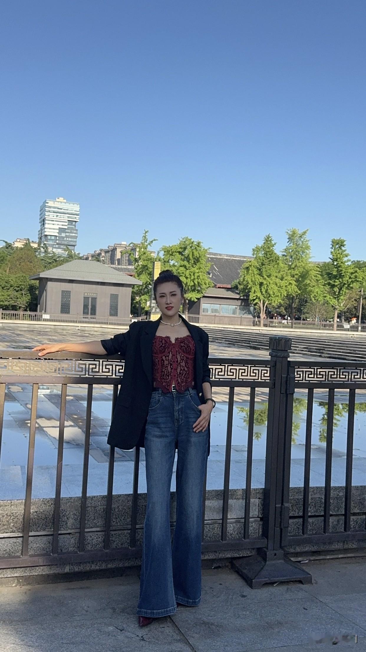 浅蓝色牛仔裤搭配什么衣服好看搭黑色修身西服