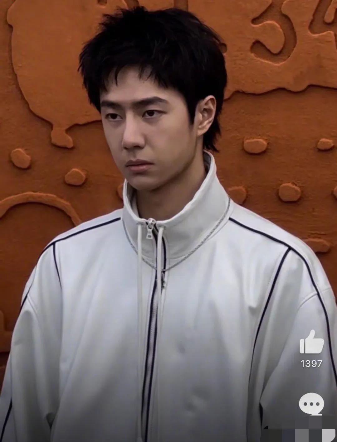 王一博这是怎么了？怎么一脸疲惫不堪的样子，眼神都没光了，感觉被掏空了！是人设的问