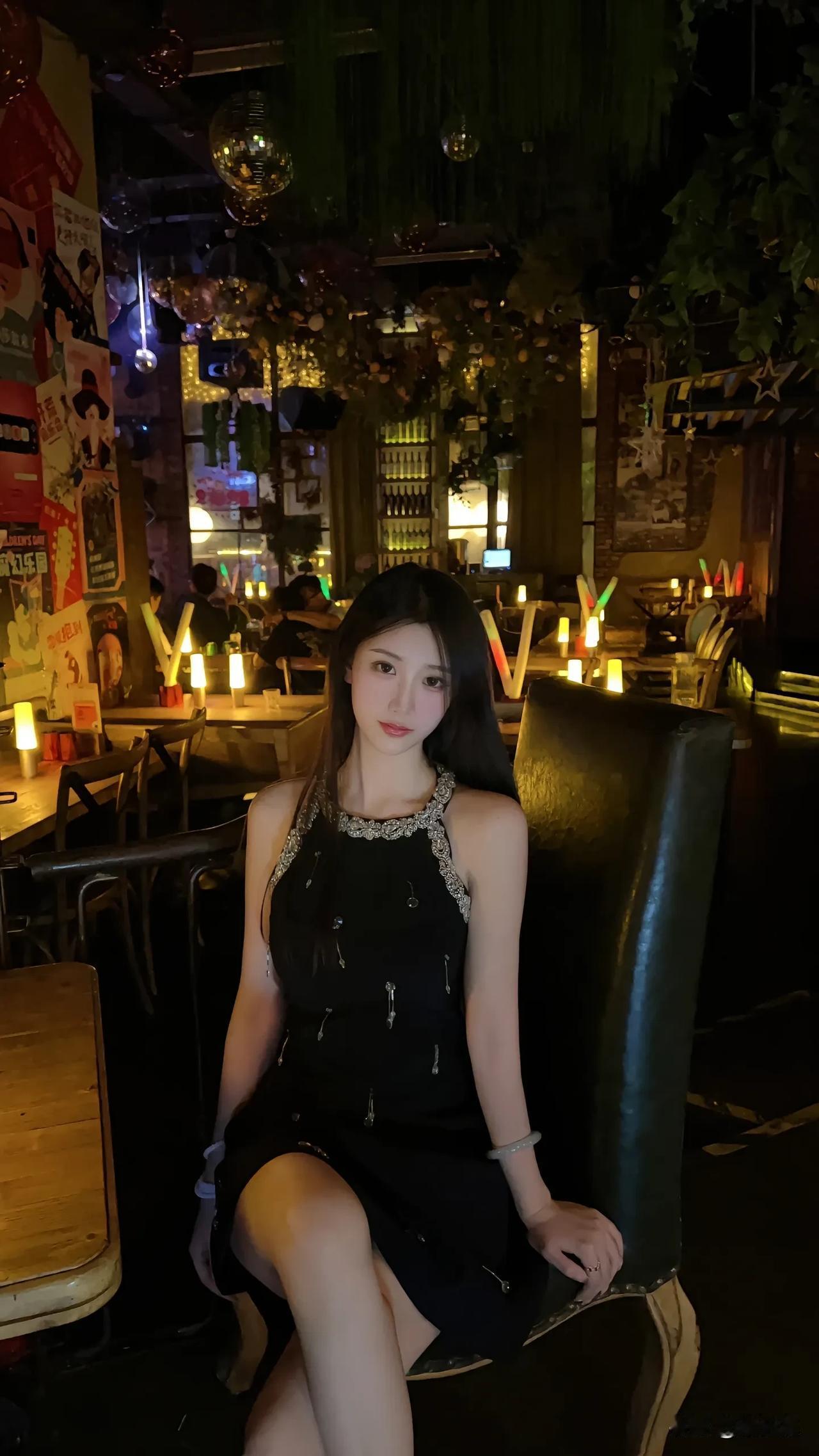 夜深人静处，独坐赏灯辉。