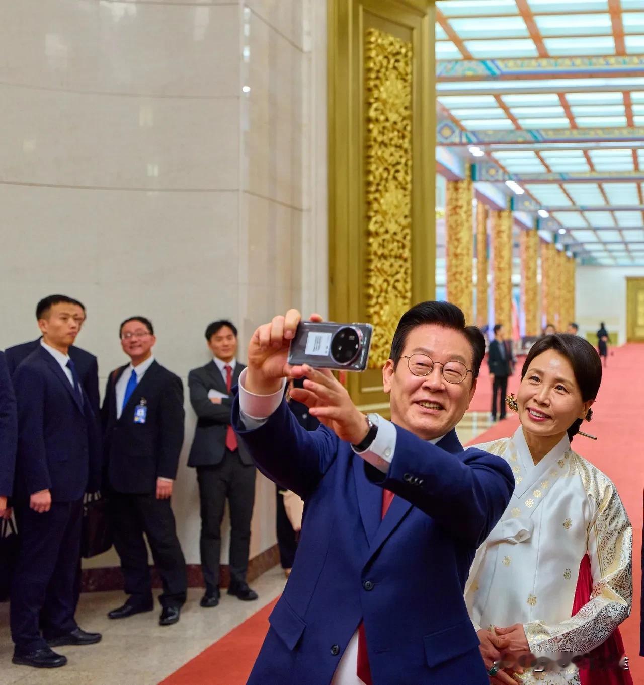 韩国总统带上“小米手机”在人民大会堂自拍！李在明表示：小米手机拍出画面质量相当不
