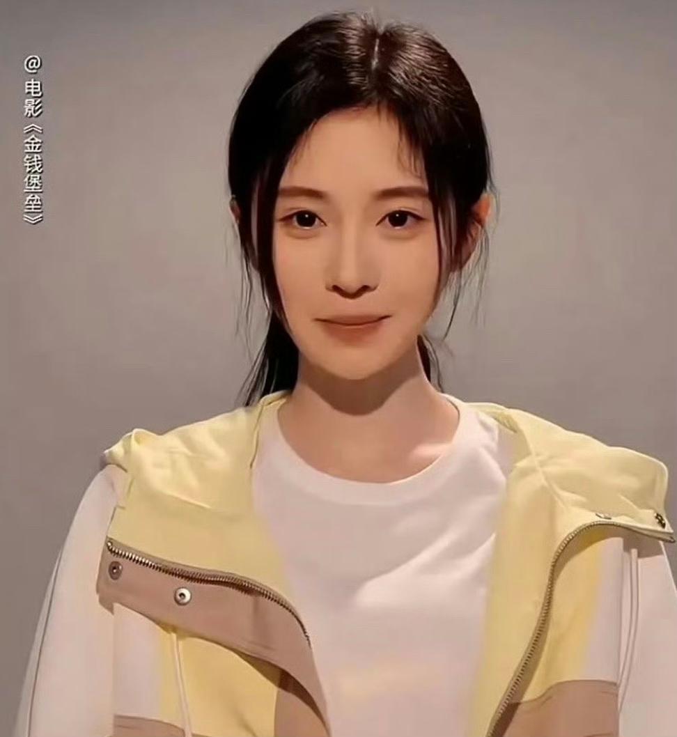 有网友说鞠婧祎新剧造型好像杨幂，像画了个杨幂仿妆的即视感 