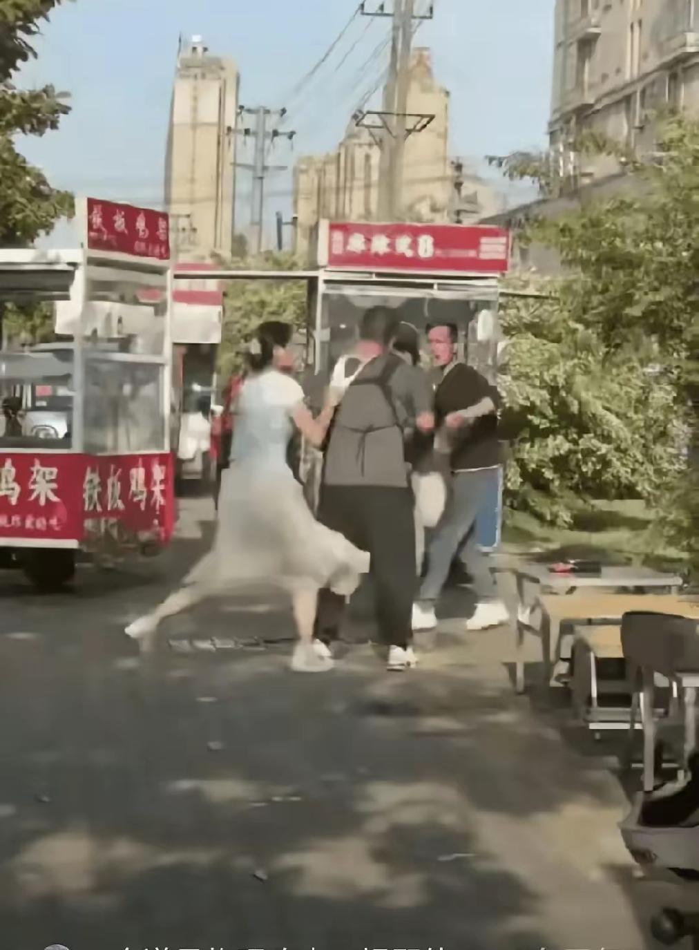 颠覆认知！摊位吵架彻底失控，女子当众离谱操作，全网看呆
 
真的大开眼界！市井街