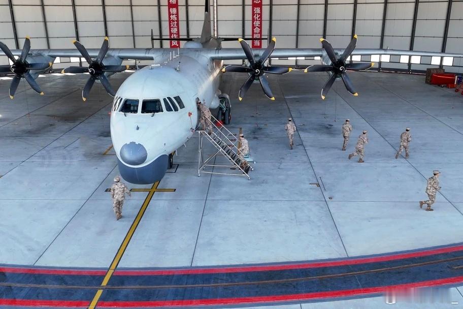 北航反潜巡逻机，维护中 