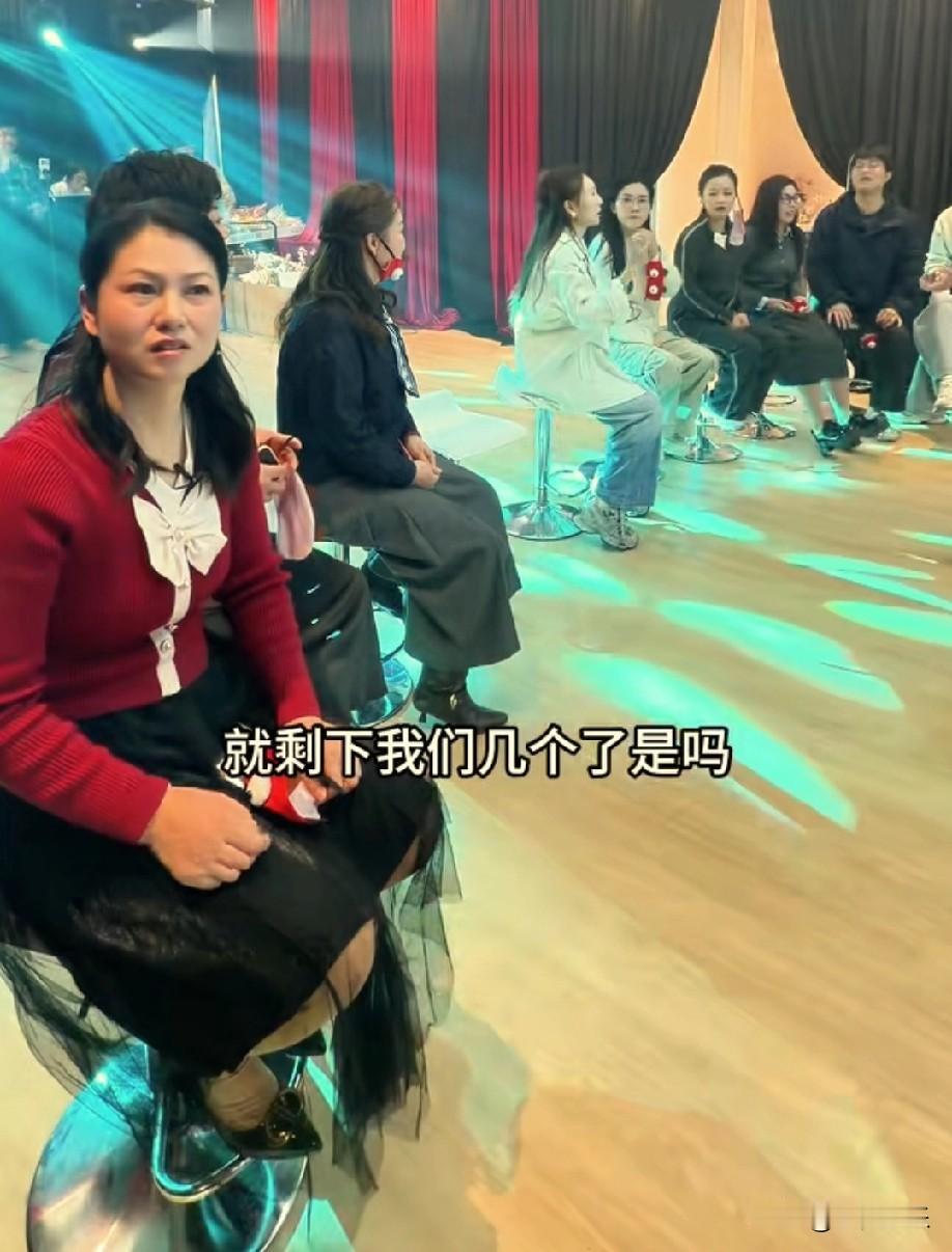 红姐盛装打扮，出席金哥举办的翻身大舞台，原以为就这样平静的度过，没想到后面还有惊