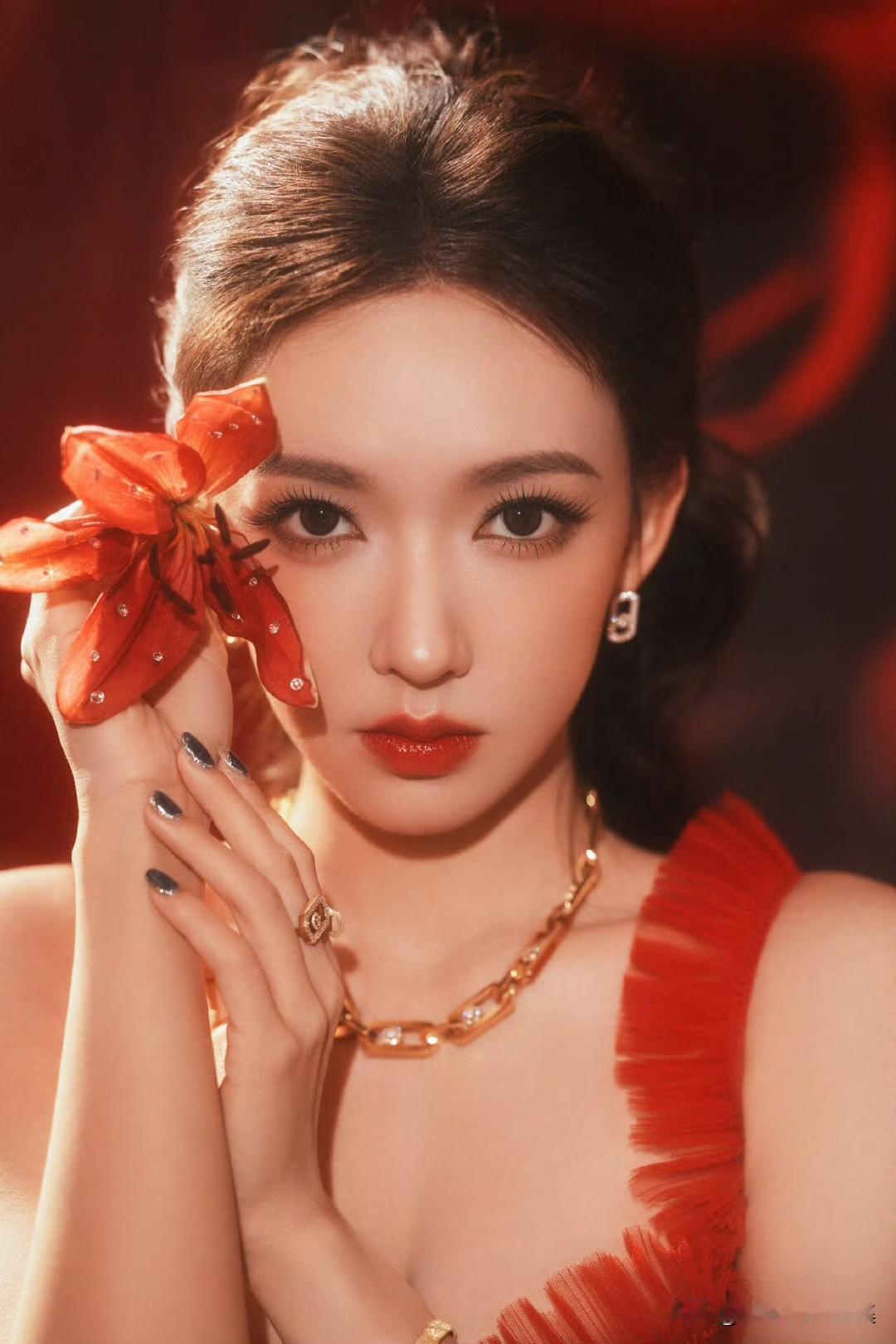 什么样的标准堪称美女？我觉得“火红热烈，优雅动人”就是很好的诠释。
从外在看，有