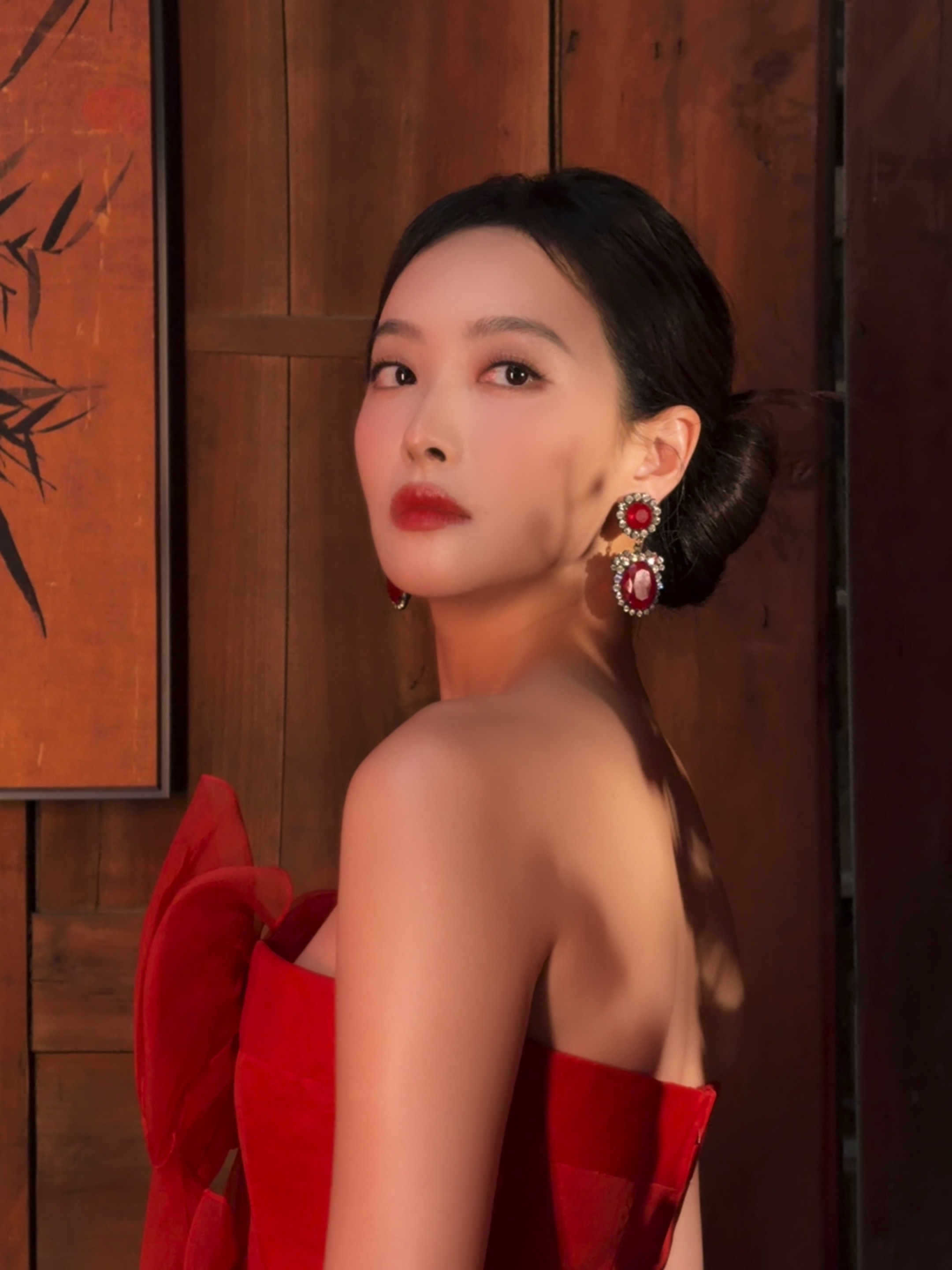 宋茜[超话] 浪漫星期四，V你一组红裙live📸🌹玫瑰是摘来的，勇气是借来的