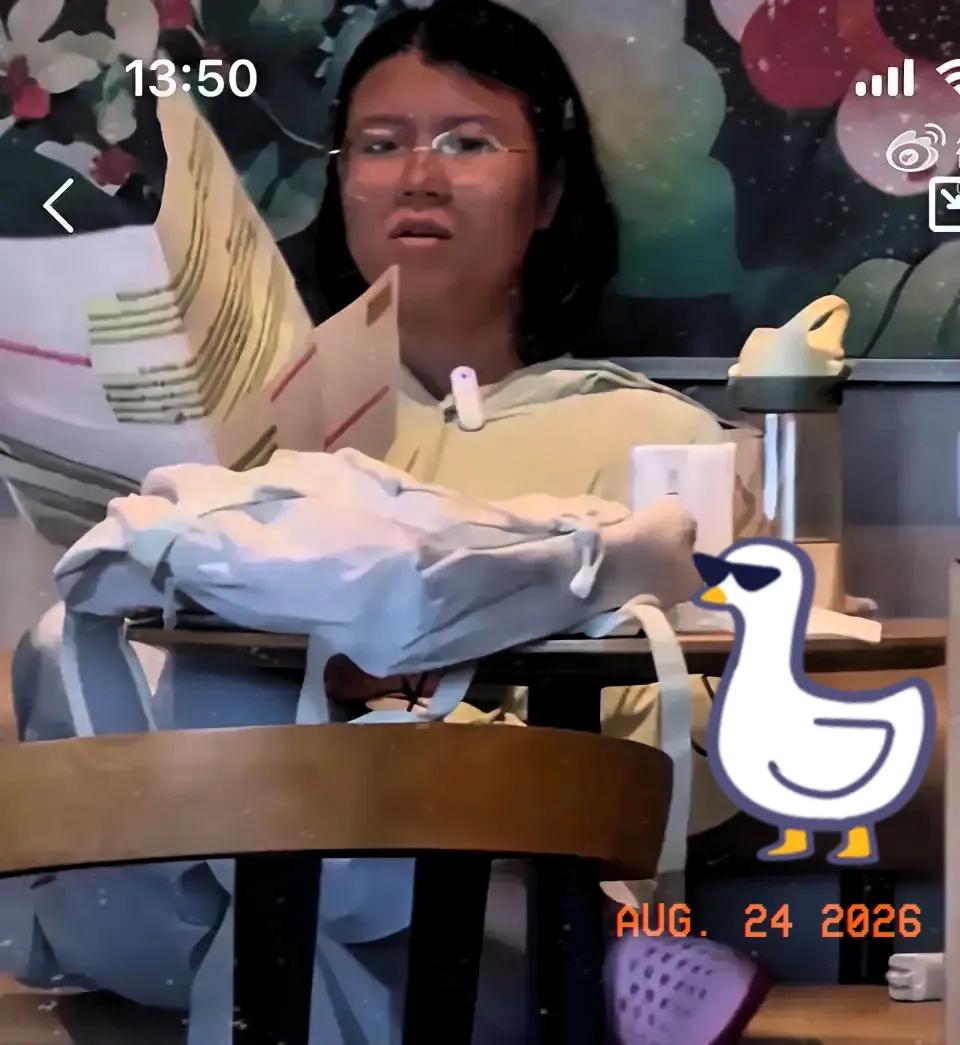 海口那家星巴克，真是开了眼了。一个备考公务员的姑娘，没点单，反手撑开一把伞占了整