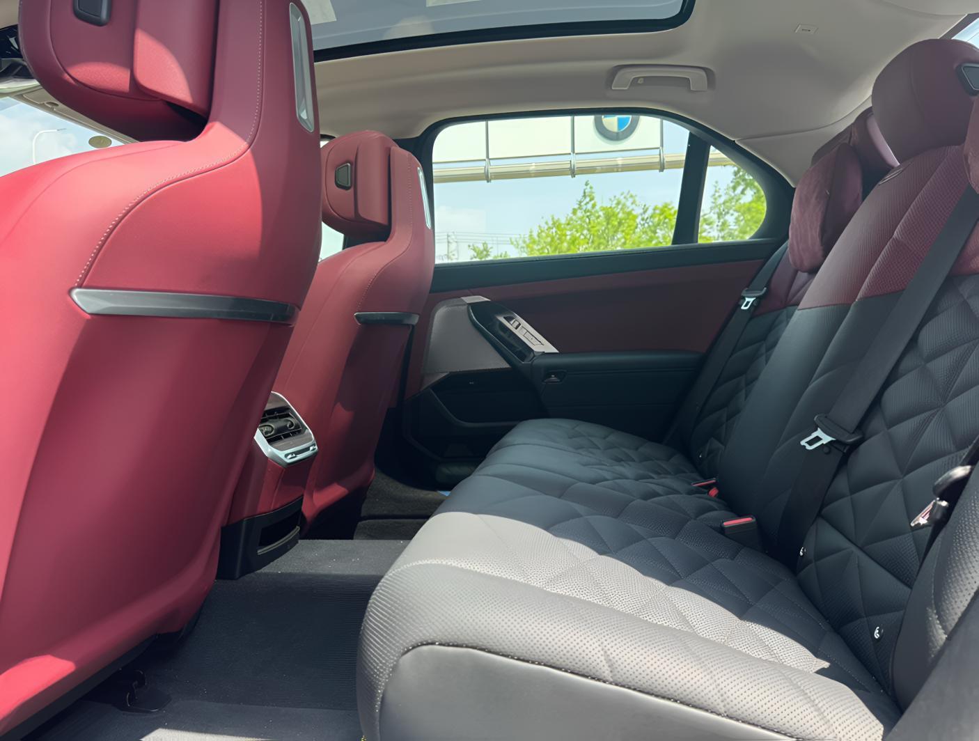 宝马7系退役试驾车车型：735Li运动  指导价91.9万炭黑红里程数：3800