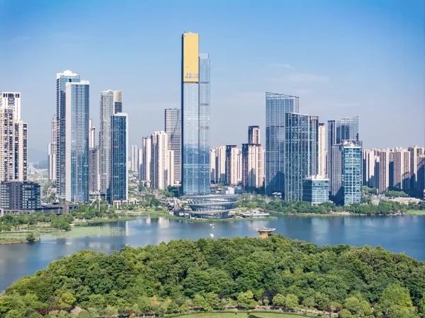 产城融合筑高地 生态宜居启新章
 
春潮涌动湘江岸，梅溪新城展新颜。作为湖南湘江