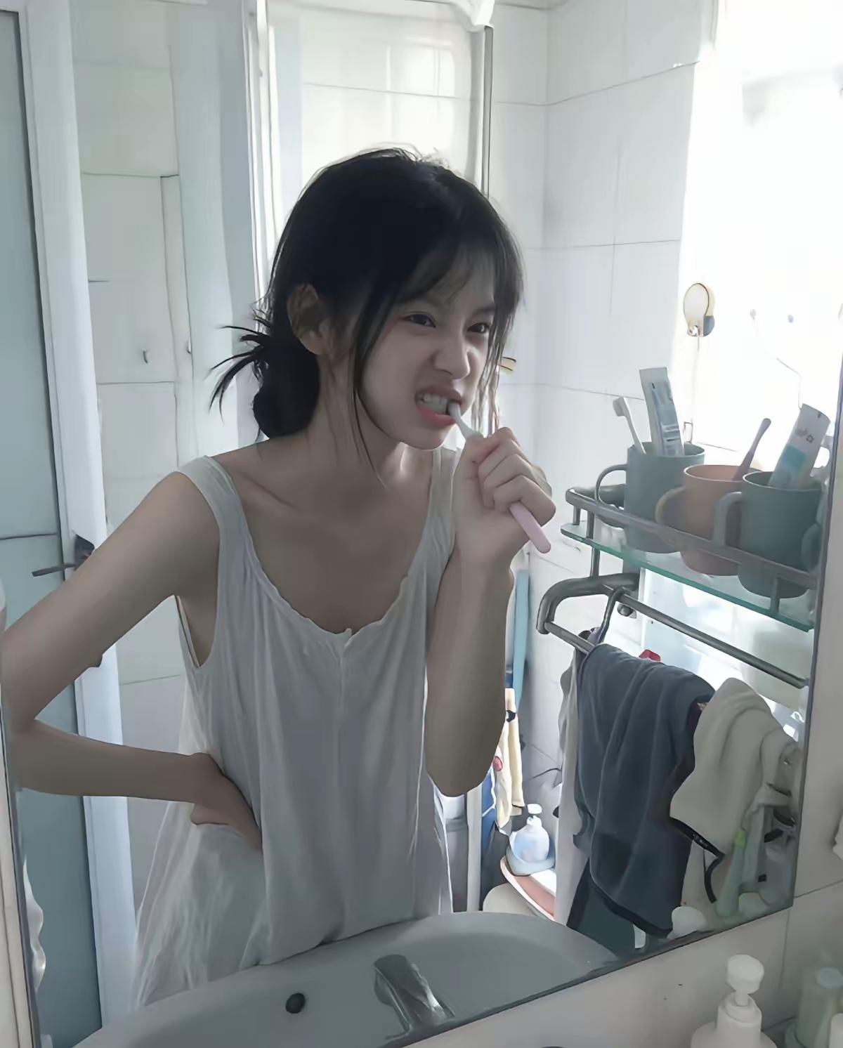 晨起，刷牙搞怪的她，在你的记忆中是什么样子呢？