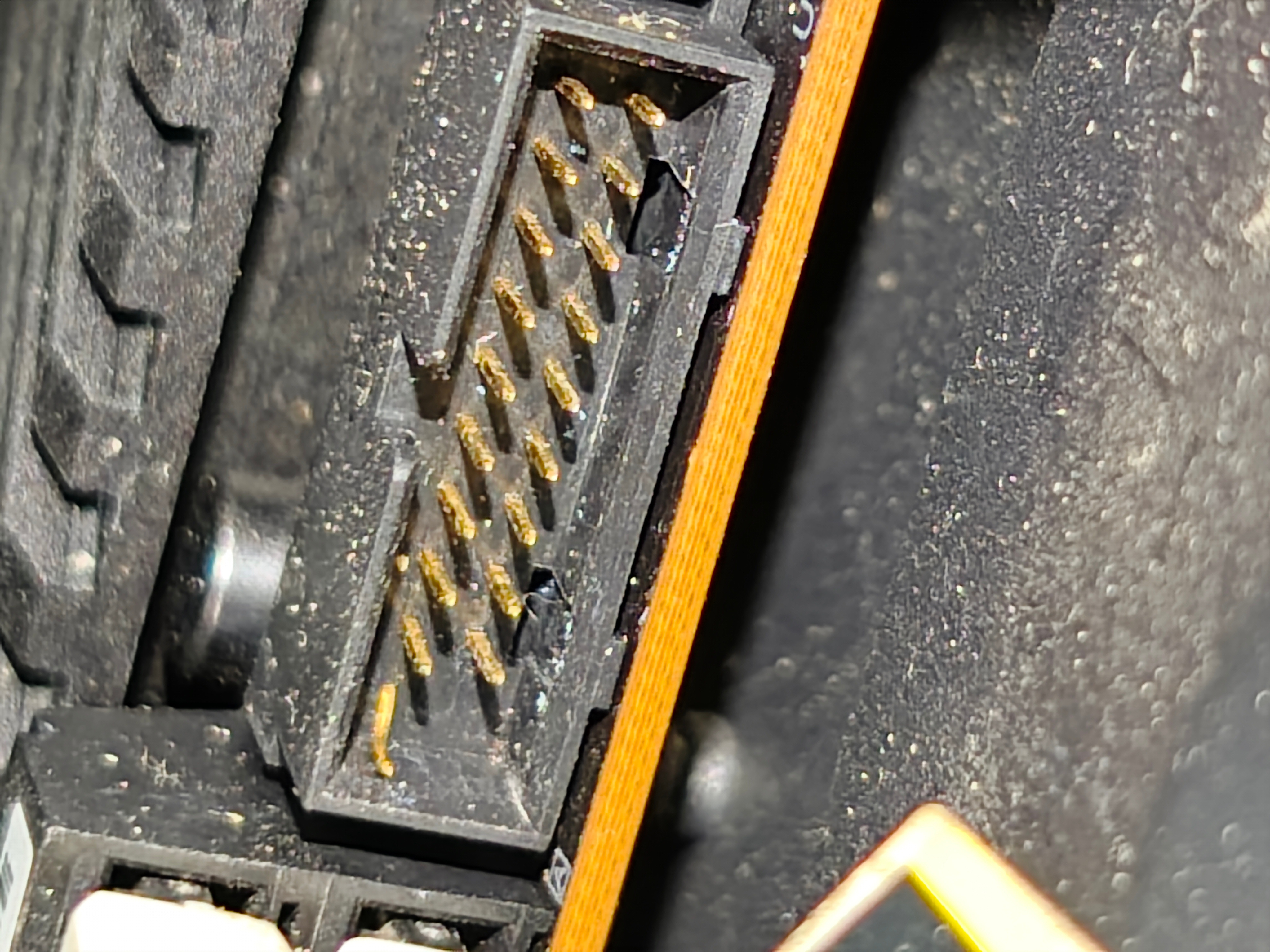 悲剧了机箱的前面板USB有一个没供电了。另外一个正常。感觉是接触不良或者哪里断了