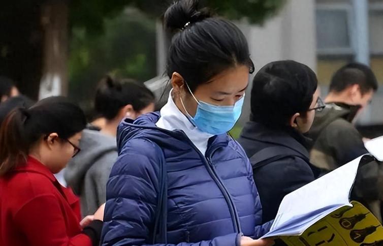 大学本科毕业后，面临选择考研究生还是考公务员的抉择是一个值得深思熟虑的问题。这一
