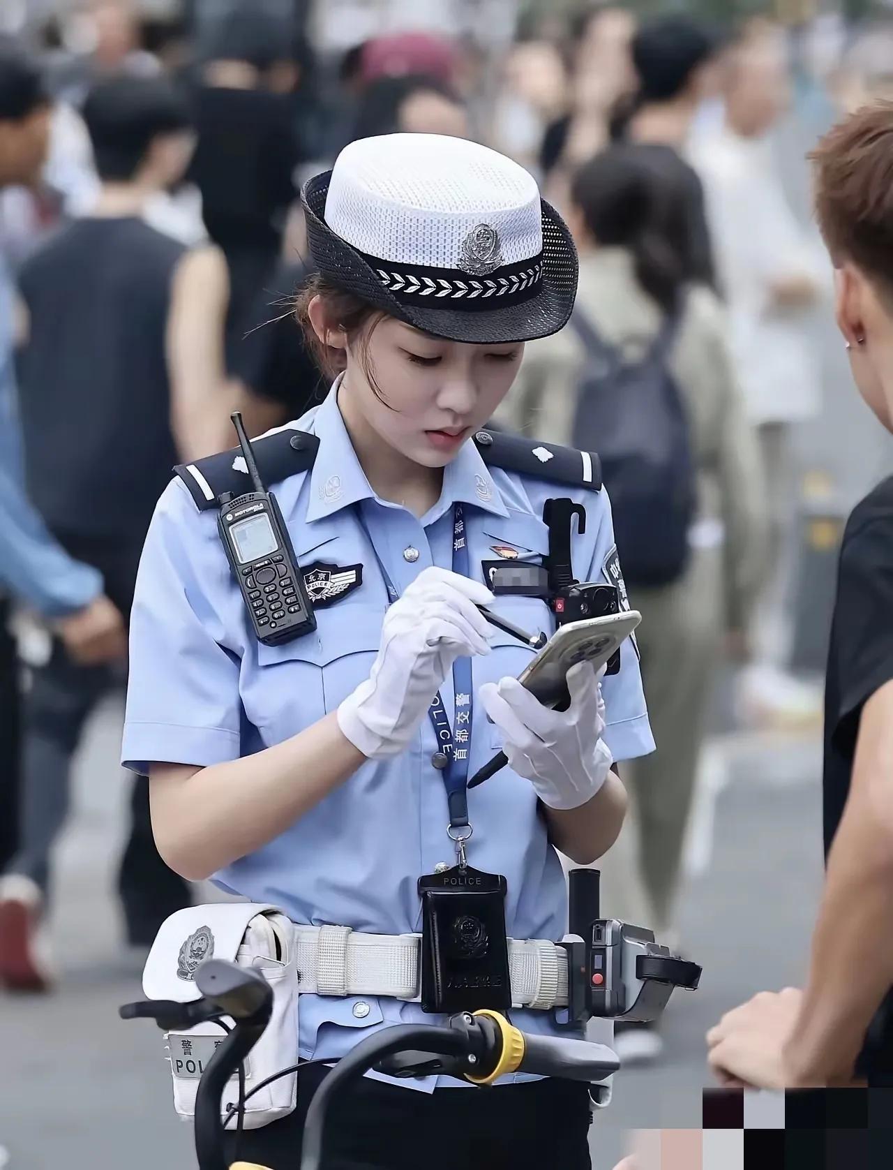 在这么热的天，这位女交警汗流浃背，即使开了罚单也不忍心对她有啥反感。人心都是肉长