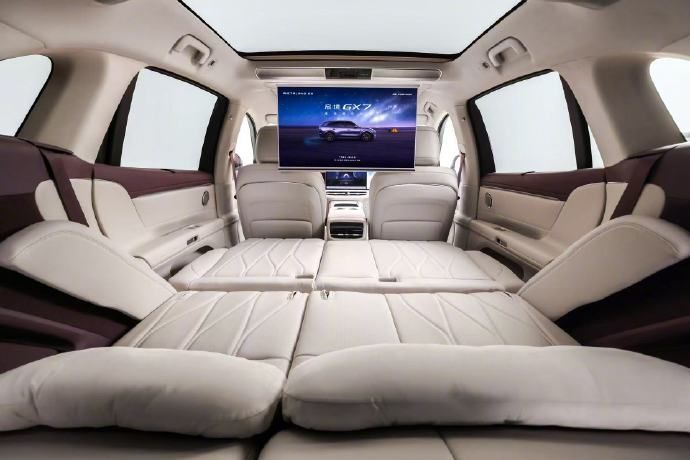 华系首款床车SUV来了【启境首款 SUV 车型 GX7 内饰再曝：首搭华为鸿蒙座