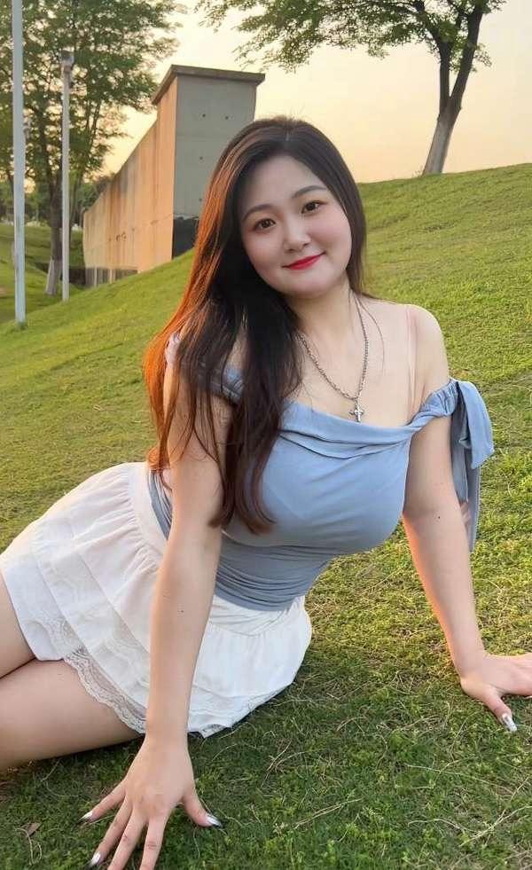 大大方方的美真好，美女户外草地一坐
