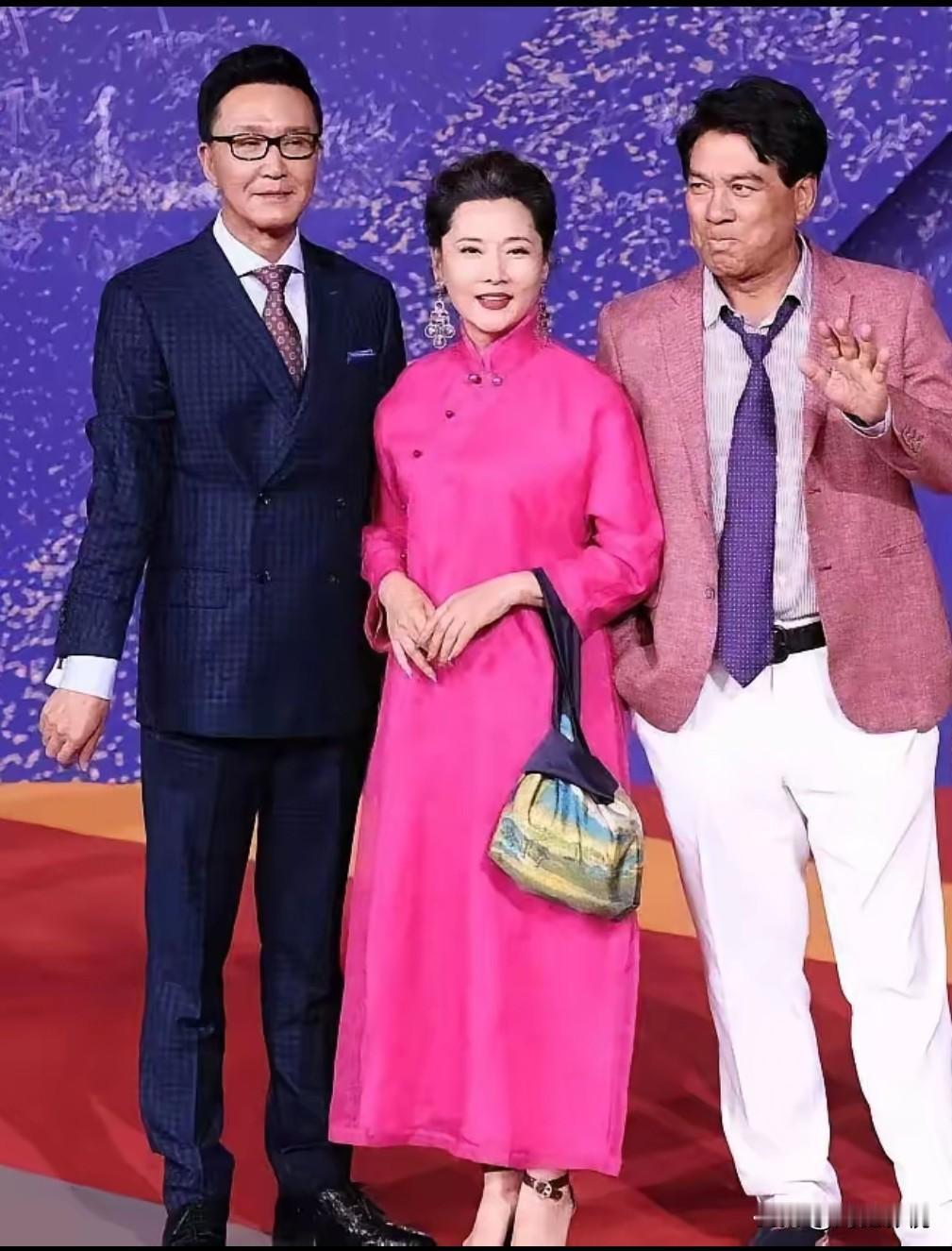 仔细看，还是何赛飞有韵味，不管多大年龄，气质依然不减当年！右边的是朱时茂，而左边