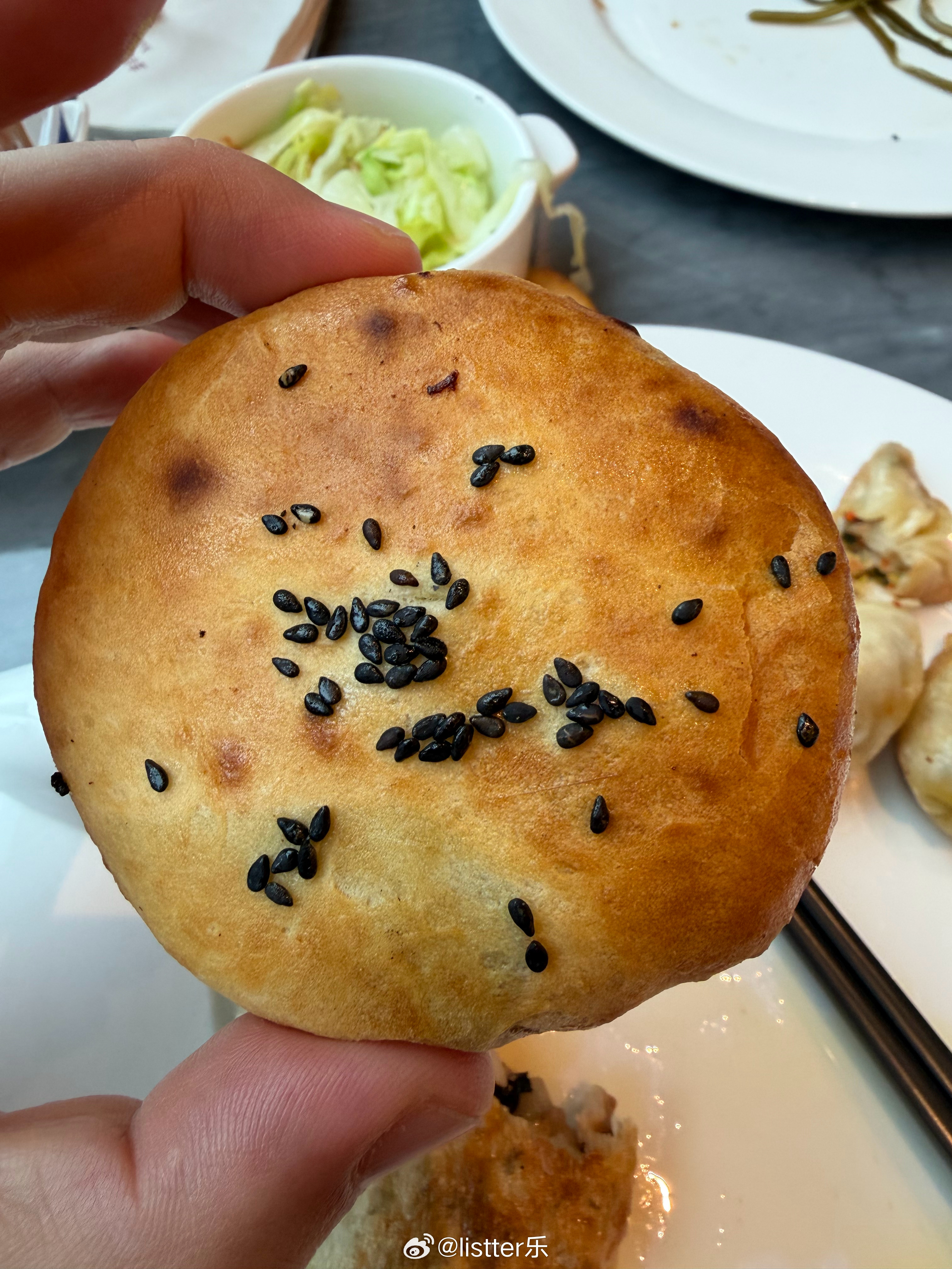 听说这个金华火桶饼是金华特产，我一开始以为是金华火腿饼。不过确实好吃！！推荐大家