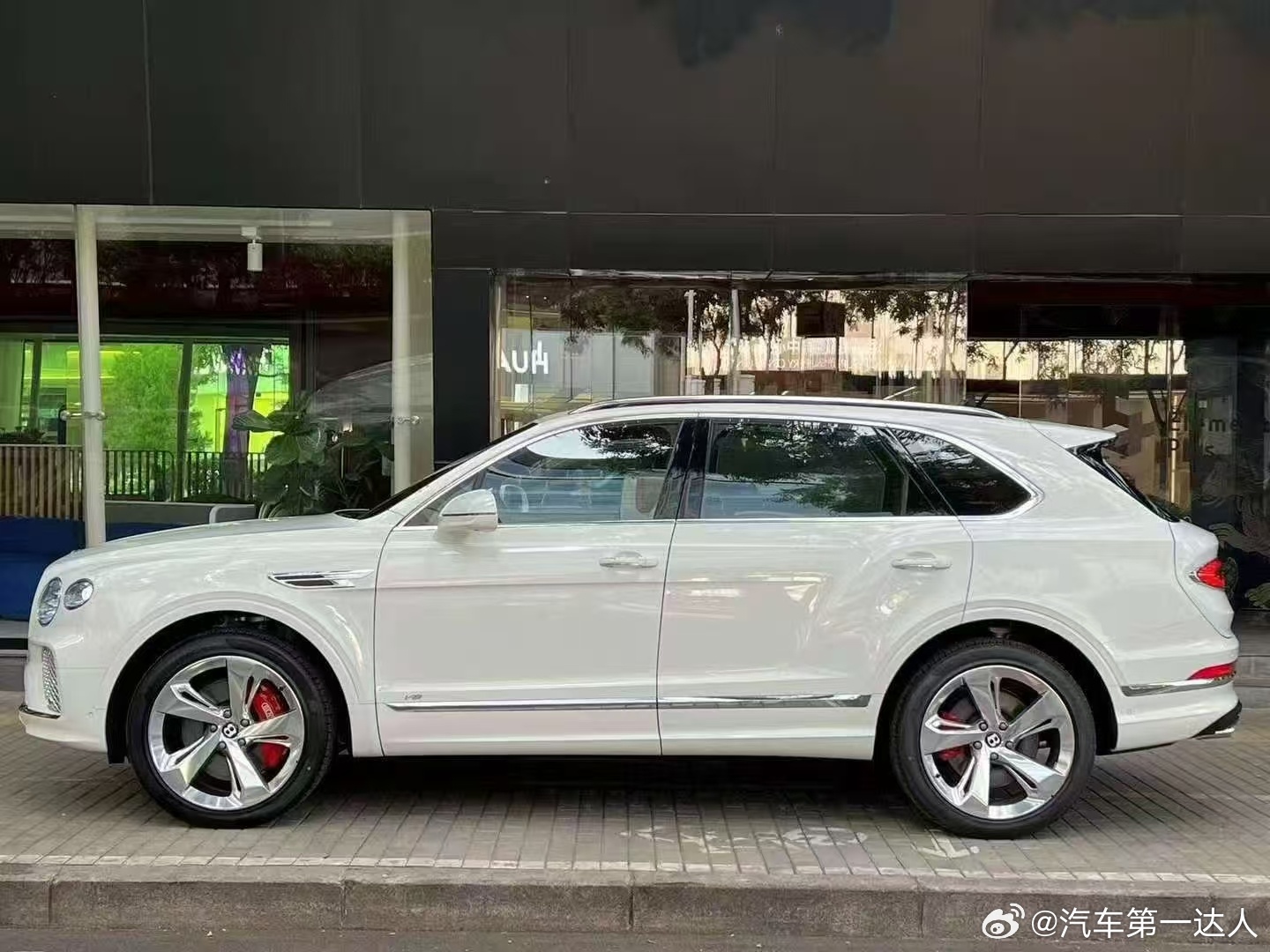 真正的从容，从不是锋芒毕露，而是历经沉淀后的精准选择。🍃诚意寻：20年后宾利添