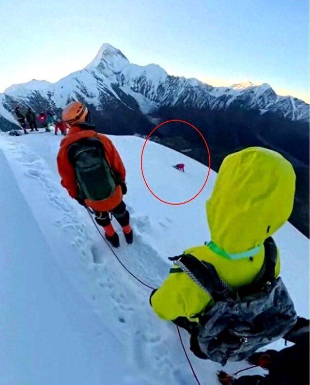 9月25日，一段“一名驴友在雪山之巅滑坠落崖”的视频在网上流传。
9月26日，记