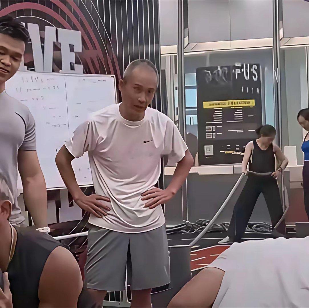 70岁的王石还在练可惜腰都直不起来了活脱像一个农村的老汉 