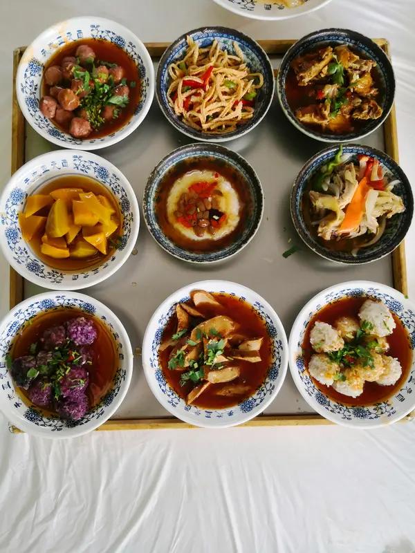 🚶走！🍱🥙去宾川吃“八大碗”，这可是大理人宴请宾客的传统宴席。餐桌为八仙桌
