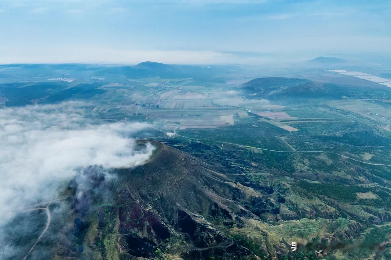 雨后的早晨，大同火山群显得格外静谧，一座座火山锥静静地矗立着，仿佛在诉说着远古的